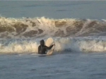 Surfer sur les vagues de Santa Monica.