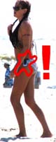 Plus important que l'écran solaire, le téléphone s'harmonise bien avec le bikini !