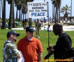 Harangue sur la promenade de Venice Beach:<br><i>Seule la réponse de Dieu apportera la paix</i>.