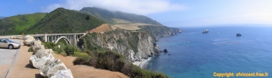 Sur la Pacific Highway, le <i>Bixby Bridge</i> enjambe le <i>Rainbow Canyon</i>.