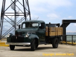 Un camion d'époque, au pied d'un mirador d'Alcatraz.