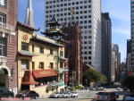 Carrefour de Grant et California, depuis California, Chinatown, San Francisco. Au bout de la rue, un pilier du Bay Bridge.