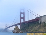 Le Golden Gate Bridge de San Francisco, dans le brouillard.