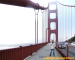 Le Golden Gate Bridge de San Francisco, dans le brouillard.