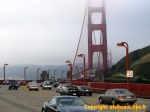 Le Golden Gate Bridge de San Francisco, dans le brouillard.