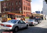L'intersection de Mason et California Street.<br>Notez que la rame de droite doit être poussée à la main pour franchir le carrefour, car elle n'est plus accrochée au câble !<br>Cable car de San Francisco.