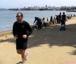 Petite promenade sur <i>Marine Drive</i>, près du Golden Gate Bridge. Au fond, la ville de San Francisco. On y reconnaît: Le Palace of Fine Arts, avec son dôme doré; La Transamerica Tower, à l'allure de pyramide.