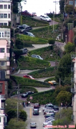 Lombard Street, vue depuis Telegraph Hill: on distingue bien les 8 virages en épingles à cheveux, et l'impressionnante dénivellation.