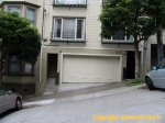 Une rue de San Francisco: admirez l'entrée du garage...