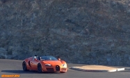 [no_rights] Scenic Highway 74, environs de Palm Desert, Californie.<br>Une Bugatti Veyron Grand Sport nous rend une petite visite.<br>Proposé à uniquement 150 exemplaires, pour la modique somme de 1,4 million d'euros,<br>ce petit bijou est animé par un moteur W16 de 987 chevaux. On vient de passer commande...