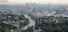 [no_rights] Los Angeles, Californie.<br>Vue sur le centre ville depuis Mulholland Drive.<br>Au premier plan, l'autoroute I405, <i>San Diego Freeway</i>, traverse la ville du nord au sud.