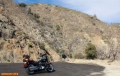 [no_rights] Angeles Crest Highway, Californie.<br>Le moteur de la Fatboy a tendance à chauffer, et à cuire les mollets du pilote.<br>Une petite halte est bienvenue...