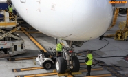 [no_rights] Aéroport international de Los Angeles (<i>LAX</i>), Californie.<br>Airbus A380 d'Air France en porte 148.<br>Gros plan sur le nez et la roue avant de l'appareil.<br>En haut du cliché, une prise d'air statique et 2 tubes de Pitot.