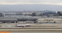 [no_rights] Aéroport international de Los Angeles (<i>LAX</i>), Californie.<br>Un appareil d'American Airlines vient de se poser, en laissant de la gomme sur la piste.