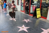 [no_rights] Hollywood Boulevard, Los Angeles, Californie.<br><i>Oh, Michael Jackson ! Vite, mon iPhone !</i>