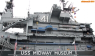 [no_rights] Porte-avions <i>Midway</i>, port de San Diego, Californie.<br>Vu d'en bas, l'<i>îlot</i> du navire est impressionnant.