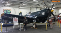 [no_rights] Porte-avions <i>Midway</i>, port de San Diego, Californie.<br>L'originalité de ce navire musée est la présence de vétérans qui font part de ce qu'ils ont vécu.<br>Ici, un vétéran de la seconde guerre mondiale, devant un <i>Vought F4U Corsair</i>.<br>Cet avion tient une place centrale dans une série télévisée des années 70, <i>Les têtes brûlées</i>.