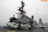 [no_rights] Porte-avions <i>Midway</i>, port de San Diego, Californie.<br>Un avion radar E-2 <i>Hawkeye</i>, devant l'îlot du navire.