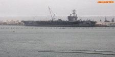 [no_rights] Porte-avions <i>Midway</i>, port de San Diego, Californie.<br>Depuis le pont d'envol, on aperçoit un autre porte-avions, nucléaire et toujours en service: le <i>Ronald Reagan</i>.