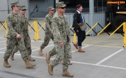 [no_rights] Porte-avions <i>Midway</i>, port de San Diego, Californie.<br>Bien sûr, on n'entre pas comme ça.<br>Sophie a tenté une feinte: marcher au pas pour passer inaperçu.