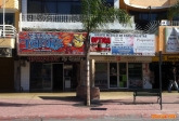 [no_rights] Ville de Tijuana, Mexique.<br>Le Tatoueur doit avoir un succès fou, tard dans la nuit, après quelques Tequilas...<br>A côté, l'ophtalmologiste, le dentiste et le psychiatre forment un groupe médical:<br>les Américains viennent s'y faire soigner à des prix nettement plus abordables que chez eux.