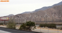 [no_rights] Environs de Palm Springs, Californie.<br>De nombreux champs d'éoliennes profitent des vents venus du Pacifique.