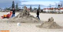 [no_rights] Coronado Beach, près de San Diego, Californie.<br>Décidément, ils ne peuvent jamais faire les choses simplement: c'est quoi ce délire ?