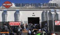 [no_rights] Concession Harley Davidson de San Diego, Californie.<br><i>Grand opening</i> ? Ca tombe vraiment bien !