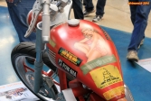 [no_rights] Concession Harley Davidson de San Diego, Californie.<br>Moto d'un vétéran du Vietnam. L'auto-collant du premier plan est intéressant:<br><i>Les charpentiers enfoncent des clous, les plombiers réparent des canalisations, les marines tuent des gens</i>.<br>C'est assez cru, mais il n'y a rien d'autre à ajouter...