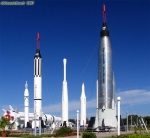 Forêt de fusée du Kennedy Space Center: au premier plan, de gauche à droite, les lanceurs <i>Redstone</i> et <i>Atlas</i>, coiffés de leur capsule <i>Mercury</i>.