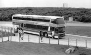 Kennedy Space Center.<br>Pas question de parcourir le site à votre guise. Des bus vous emmènent vers les principaux centres d'intérêt.<br>En arrière plan, à droite, le VAB (Vehicle Assembly Building), dans lequel furent assemblées les fusées Apollo, et où sont maintenant préparées les navettes.
