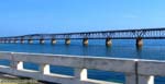 Les Keys de Floride.<br>L'ancien pont de Flagler, vu depuis le pont moderne.<br>Le tablier inférieur supportait la voie ferrée d'avant 1935.