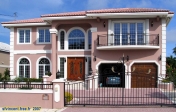 Key Largo regorge de villas luxueuses, tout près de la Marina.<br>Notez les couleurs très floridiennes...