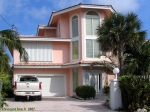 Key Largo regorge de villas luxueuses, tout près de la Marina.<br>Notez les couleurs très floridiennes...<br>Les véhicules des propriétaires ne sont pas mal non plus, telle cette <i>Cadillac Escalade</i>.