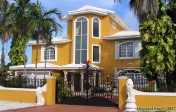 Key Largo regorge de villas luxueuses, tout près de la Marina.<br>Notez les couleurs très floridiennes...