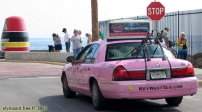 Un Taxi de Key West, près de la borne marquant le point le plus méridional des Etats-Unis continentaux.<br>Notez la couleur rose appliquée sur cette pauvre <i>Mercury Grand Marquis</i> qui n'a rien fait pour mériter une telle infamie !