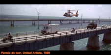 [no_rights] Les Keys de Floride.<br><i>Permis de tuer</i>.<br>Le narco trafiquant Franz Sanchez est transféré de Key West vers le continent.<br>Pourquoi diable emprunter le pont de Flagler qui est coupé par endroits ?