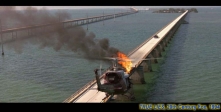 [no_rights] Les Keys de Floride.<br><i>True Lies</i>.<br>A bord de son hélicoptère, Arnold Schwarzenegger se lance à la poursuite de la limousine folle, à bord de laquelle se trouve Jamie Lee Curtis. Elle roule vers Pigeon Key.