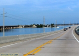 Les Keys de Floride.<br>Sur le <i>Seven Mile Bridge</i>, en direction de Key Largo.<br>A gauche, le vieux pont de Flagler et <i>Pigeon Key</i>.