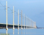 Les Keys de Floride.<br>Le <i>Seven Mile Bridge</i> vu depuis <i>Little Duck Key</i>.<br>Le tablier est surélevé à mi-parcours afin de permettre le passage des navires.<br><font size=-1>La photo est de très mauvaise qualité, mais elle montre bien les courbes du pont.</font>