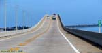 Les Keys de Floride.<br>Sur le <i>Seven Mile Bridge</i>, au Mile Marker 43, en direction de Key Largo.<br>A gauche, le vieux pont de Flagler et <i>Pigeon Key</i>.<br>A droite, toujours le <i>Seven Mile Bridge</i>, après un virage de 8 degrés.