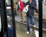 Détaillons tout celà: vous quittez la salle d'embarquement par un escalier casse-gueule en colimaçon; vous vous retrouvez dehors (si, si, dehors, quel que soit le temps) sur un trottoir. Le bus étant à 2 mètres dudit trottoir, et une belle flaque d'eau étant sur votre chemin, soit vous faites un grand saut, soit vous trempez vos chaussures dans la flaque. A chacun son style !