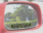 Le rétroviseur extérieur droit des voitures américaines est gravé d'une étrange phrase:<br><i>OBJECTS IN MIRROR ARE CLOSER THAN THEY APPEAR</i> (les objets dans le rétroviseur sont plus proches qu'ils ne le paraissent).<br><br>Evidemment puisque le rétroviseur est légèremet bombé afin d'offrir un plus grand angle de vision. En l'absence de cette mention, un automobiliste peut se retourner contre le constructeur de la voiture en cas d'accident. Et il est sûr de gagner à tous les coups !