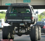 Eh non, ce genre de pick-up fou ne se voit pas que dans les films !<br>Passera-t-il sous le pont sans arracher son toit ?<br>Mais comment fait-il pour monter et descendre ?