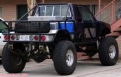Eh non, ce genre de pick-up fou ne se voit pas que dans les films !<br>Notez bien que la plate-forme arrière n'a qu'une seule fonction: transporter la roue de secours !