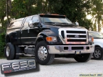 Ford F650 XLT Super Duty: UN TANK !<br>On ne sait d'ailleurs plus très bien si c'est un pick-up ou un camion: notez les 2 marches nécessaires pour monter à bord !