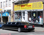 <p align='left'>Une limousine à l'américaine, garée devant une boutique de <i>discount</i>, tout à 99 cents.<br>Deux possibilités:<li>Le propriétaire a dépensé tout son argent dans sa voiture, et doit bien faire des économies...<li>C'est la voiture du patron de la boutique: ça rapporte, le discount !