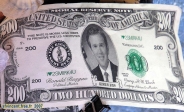 <p align='left'>Un faux billet de 200 dollars, à l'effigie de George W. Bush. Manifestement réalisé par ses opposants. Ce cliché a été pris dans un bus touristique de Key West, le billet étant attaché au panier à pourboires.<br>Par rapport à un vrai billet, <i>Federal Reserve Note</i> devient <i>Moral Reserve Note</i>.<br>De plus, le numéro de série est remplacé par une mention énigmatique: <i><b>I (love) 2SMIRK4U</b></i>, signifiant <i><b>I love to smirk for you</b></i>, que l'on pourrait traduire par <i><b>J'adore vous sourire niaisement</b></i>.<br>L'autre côté du billet comporte des slogans comme <i><b>J'adore les broccoli</b></i>, allusion à George Bush (père) qui avait crié son aversion pour ce légume, lorsqu'il était président. Ca vole très haut !