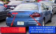 Cette Pontiac bleue appartient à un parent d'élève, tellement fier des performances scolaires de sa progéniture qu'il l'affiche ouvertement. Le <i>National Honor Roll</i> est une institution qui récompense les élèves méritants et les aide à obtenir des bourses d'études.