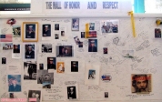 <i>WALL OF HONOR AND RESPECT</i> (Mur de l'honneur et du respect)<br>Ce panneau a été photographié à Kingman (Arizona), dans un centre d'information touristique sur la Route 66. Des photographies de soldats y sont collées, accompagnées de textes manuscrits.<br>Attention toutefois aux imitations: renseignement pris, le barbu en bas à droite ne fait pas du tout partie de l'US Army !!!